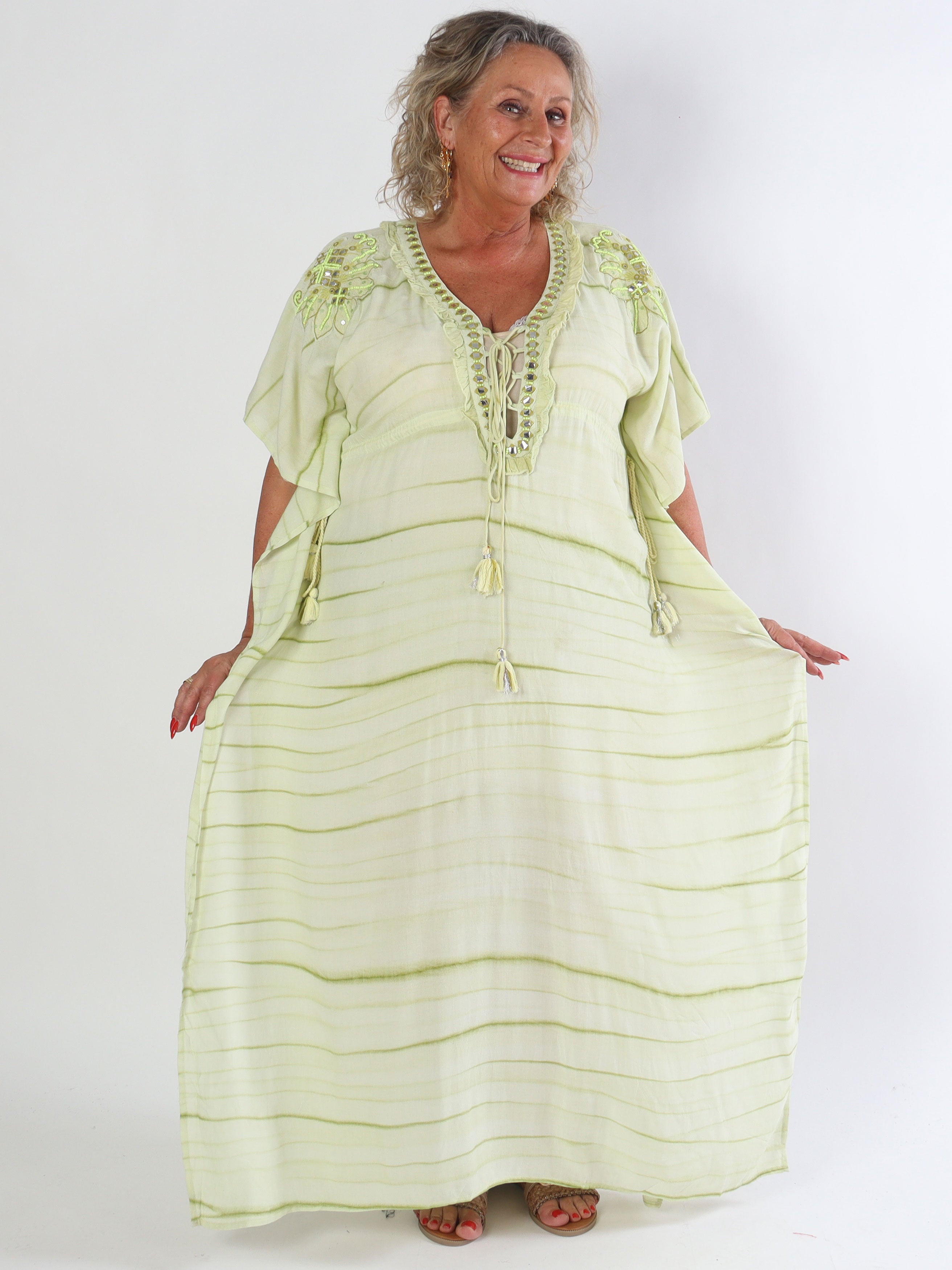 Avery - Plus size kjole i viskose detaljeret med perler og snøre ved brystet